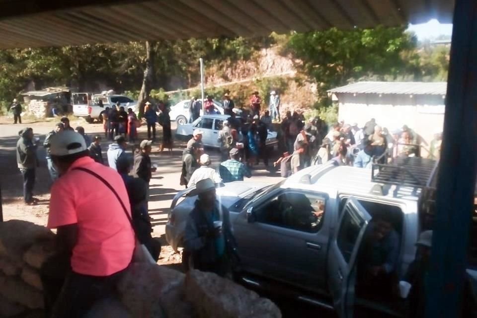 Los habitantes mantienen el bloqueo en la vía Chilapa-Hueycantenango.
