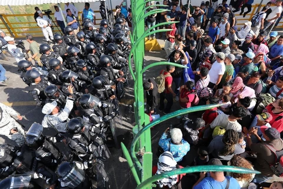 Ayer, migrantes de la nueva caravana intentaron cruzar a México; algunos lo lograron, mientras que otros fueron frenados por un operativo de policías y la GN.