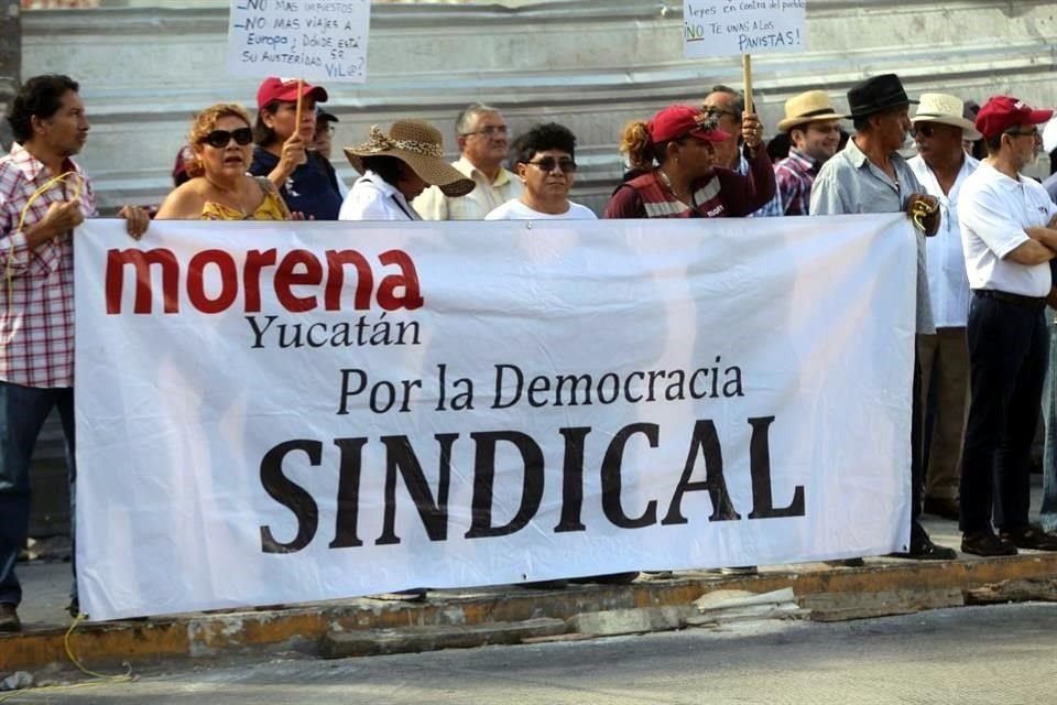 Integrantes de Morena participaron en las protestas por el Informe de Gobierno de Mauricio Vila.