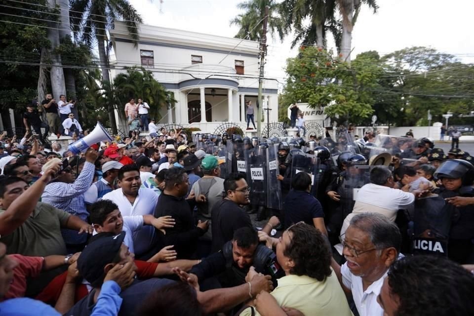 Los inconformes se manifestaron al exterior del Centro Internacional de Congresos, donde rindió su informe Mauricio Vila.
