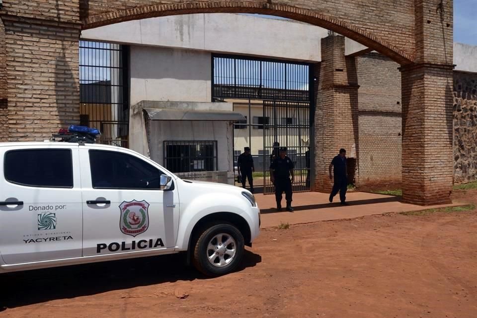 Policías montan guardia afuera de la cárcel de Pedro Juan Caballero, en Paraguay.