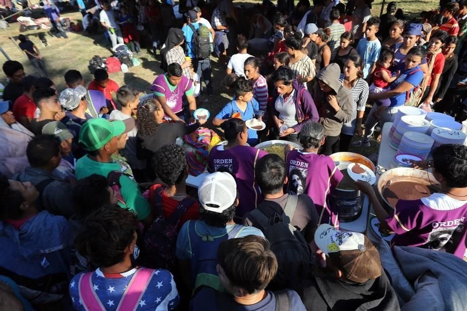 En Guatemala, habilitaron un albergue para atender a los centroamericanos de la caravana que ayer fueron contenidos cuando intentaron cruzar a México.