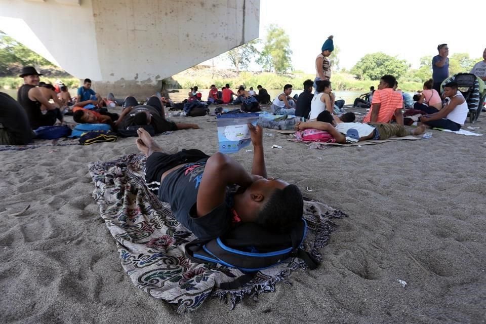 Hondureños esperan a otro grupo de migrantes proveniente de El Salvador, en Tecún Umán, Guatemala.
