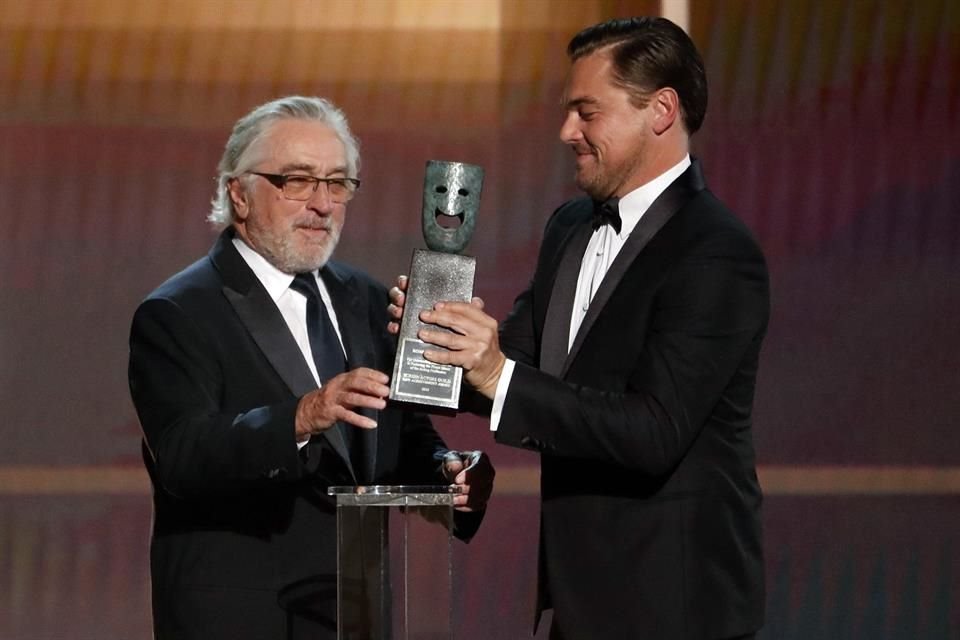Robert De Niro recibió de manos de Leonardo DiCaprio un premio por su trayectoria actoral.