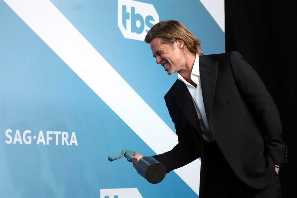 Brad Pitt celebró el premios que le otorgó el Sindicato de Actores (SAG) al Mejor Actor de Reparto.
