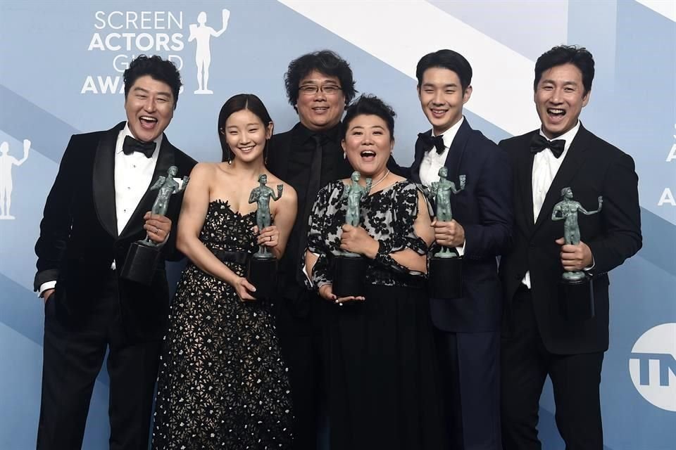 El equipo de producción de la cinta 'Parásitos' festejó por hacerse acreedores a Mejor Ensamble de Película en la 26 edición de los SAG Awards.