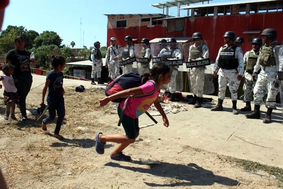 Agentes de la GN intentaron frenar el cruce de migrantes por la frontera sur del País.