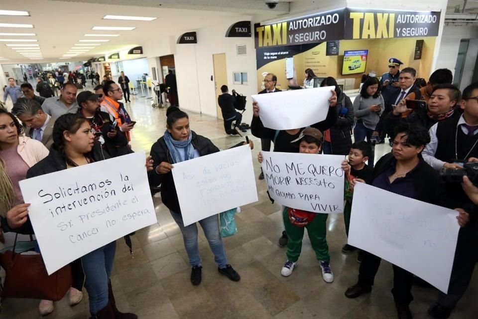 Esta semana, padres de niños con cáncer protestaron en el AICM por la falta de medicamentos.