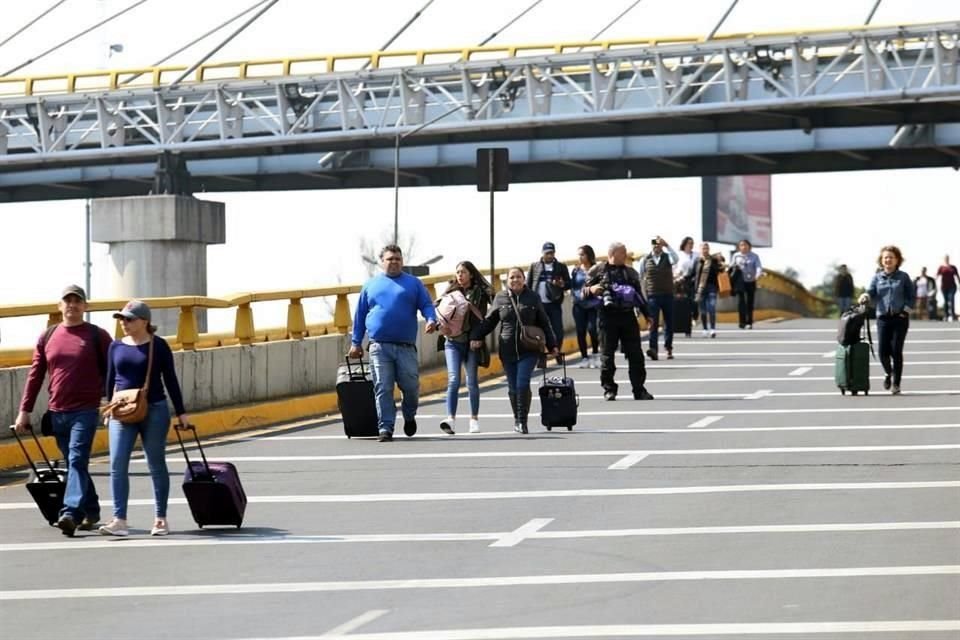 Usuarios del Aeropuerto Internacional de la Ciudad de México (AICM) sufren afectaciones para llegar a la terminal aérea ante bloqueo en acceso a la Terminal 1.