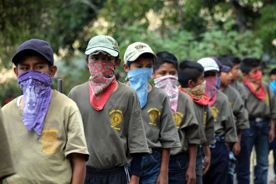 Los niños fueron presentados como nuevos integrantes de las autodefensas en una comunidad de Chilapa.