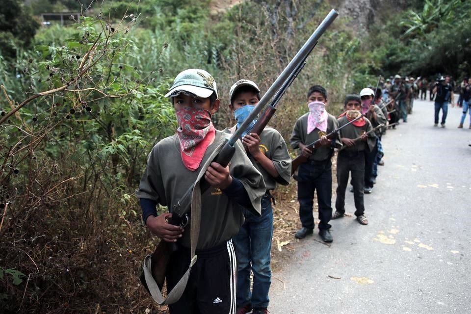 Un grupo de menores que fue presentado este miércoles por la Coordinadora Regional de Autoridades Comunitarias-Pueblos Fundadores (CRAC-PF) en la localidad de Chilapa de Álvarez.