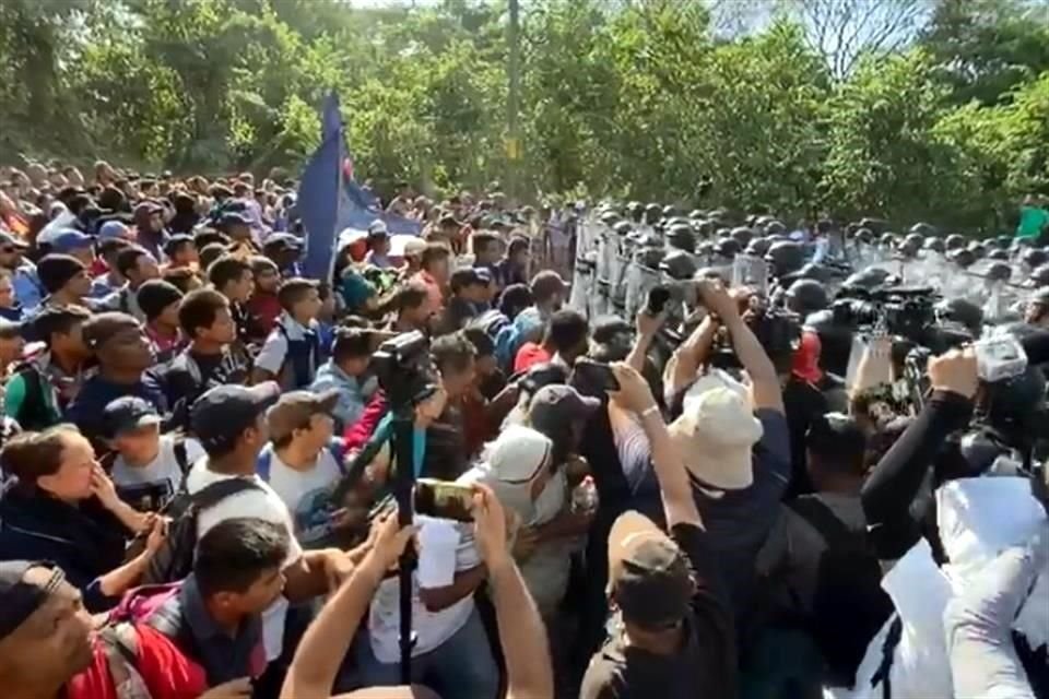 Elementos de la Guardia Nacional replegaron a migrantes que se desplazaban por carretera hacia Tapachula.