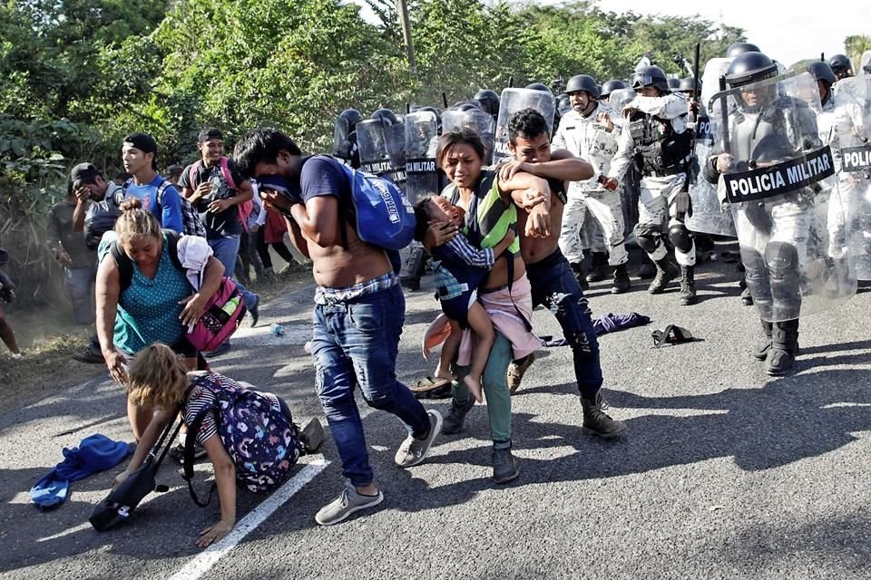 Elementos de la Guardia Nacional replegaron a migrantes que se desplazaban por carretera hacia Tapachula.
