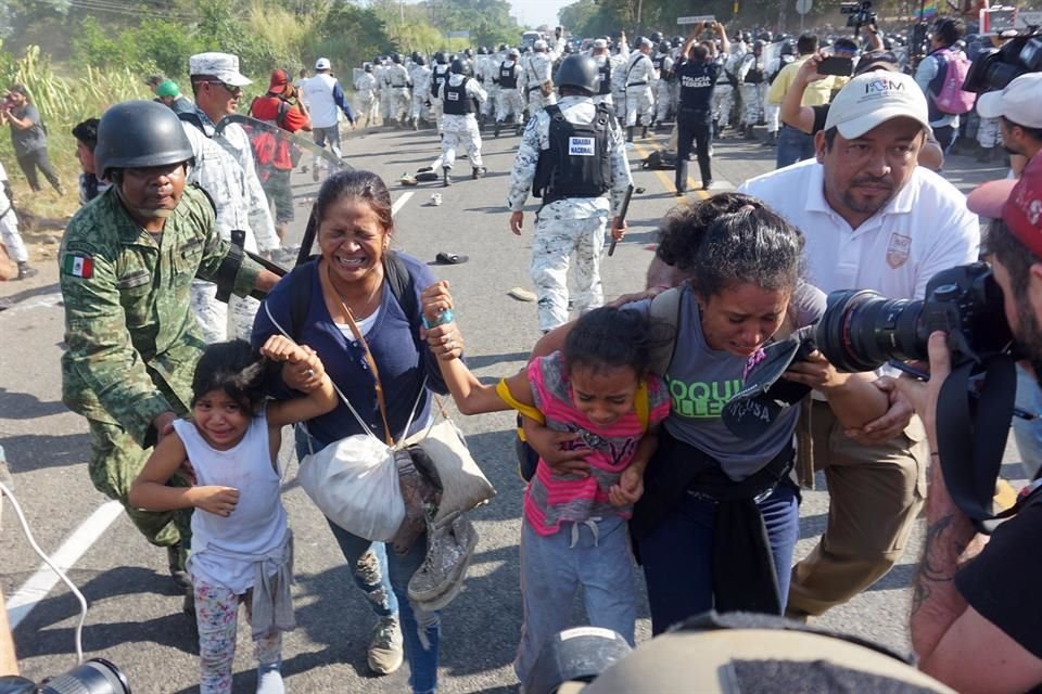INM informó que 'rescató' a 800 migrantes en Frontera Hidalgo, Chiapas y buscan a 200 más; aseguró que la detención se hizo con apego a DH.