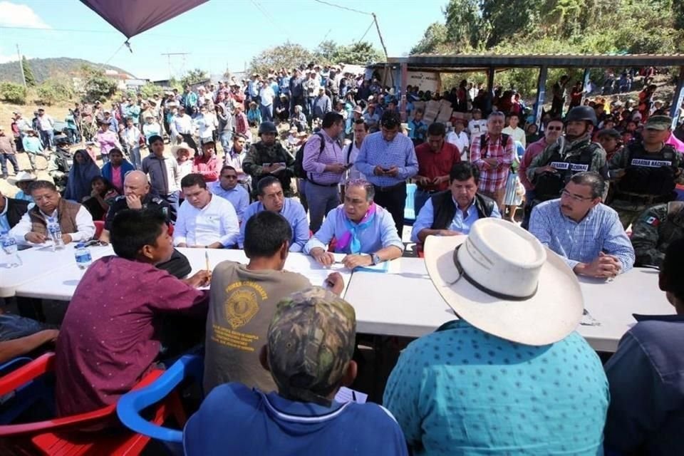El Gobernador Héctor Astudillo acordó con los comunitarios que habrá en la zona un campamento de la Guardia Nacional.