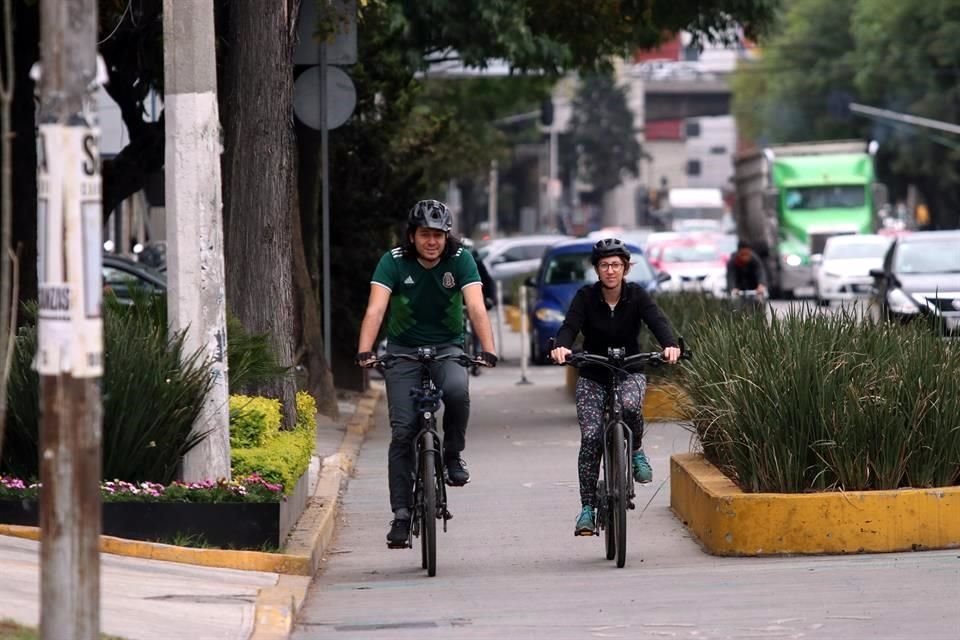 Tras recorrer 23 países, Charlotte y Carlos comparan qué ciudades son mejores para transportarse en bicicleta y la CDMX, aseguran, ha mejorado en los últimos años.