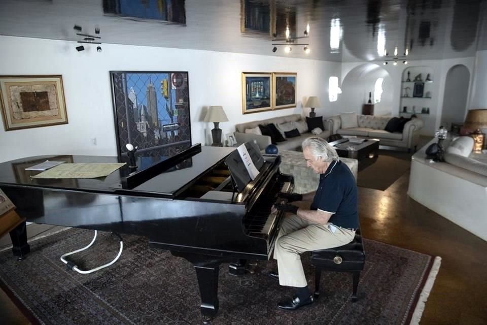 Martins, de 79 años, fue durante décadas el pianista más aclamado de Brasil, pero un accidente y una enfermedad degenerativa lo obligaron a dejar de tocar con ambas manos desde 1998.