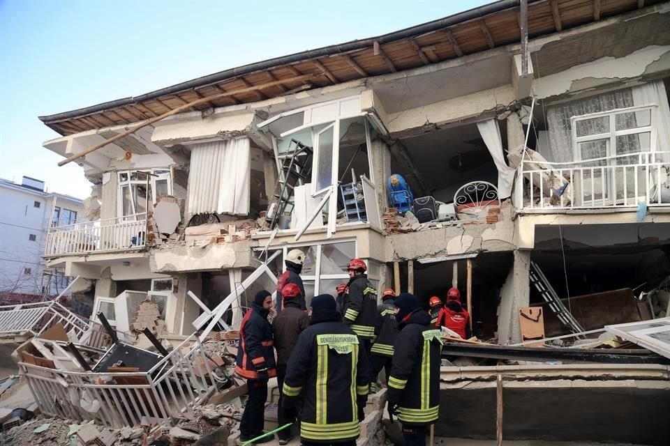 Turquía elevó a 21 número de muertos tras sismo de 6.8 que sacudió Elazig; cifra podría aumentar ya que aún hay gente bajo escombros.