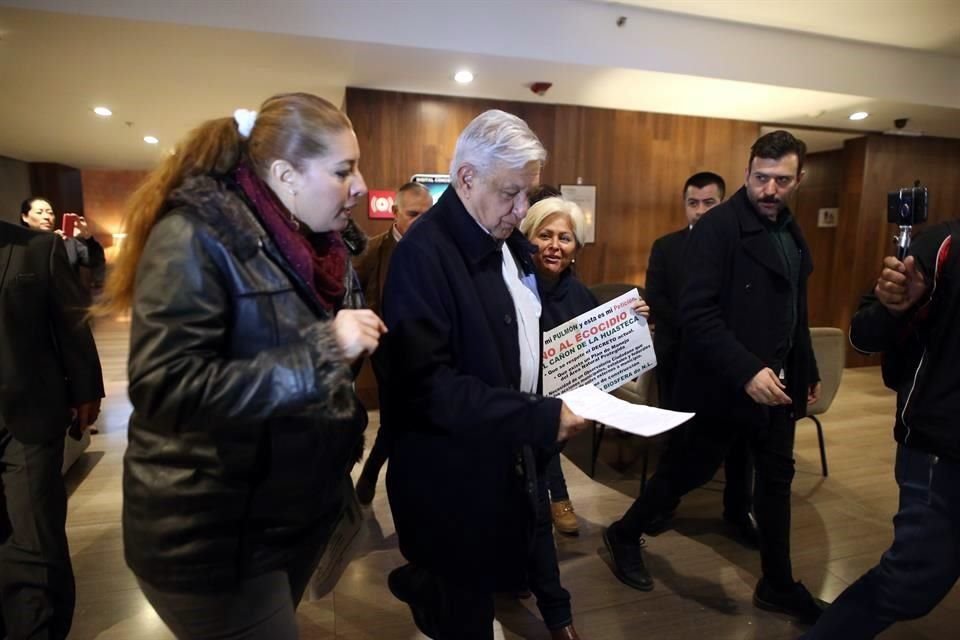 Al bajar de su cuarto de hotel, López Obrador atendió a vecinas de Santa Catarina, quienes le entregaron un oficio en el que le pidieron que la Federación intervenga en La Huasteca.