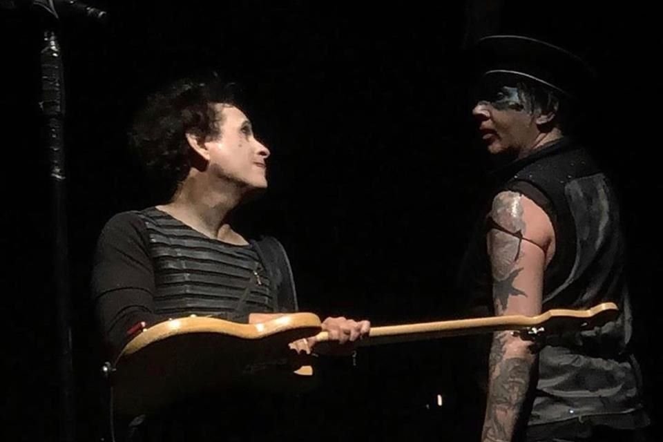 Juan Alderete junto a Marilyn Manson en un concierto.