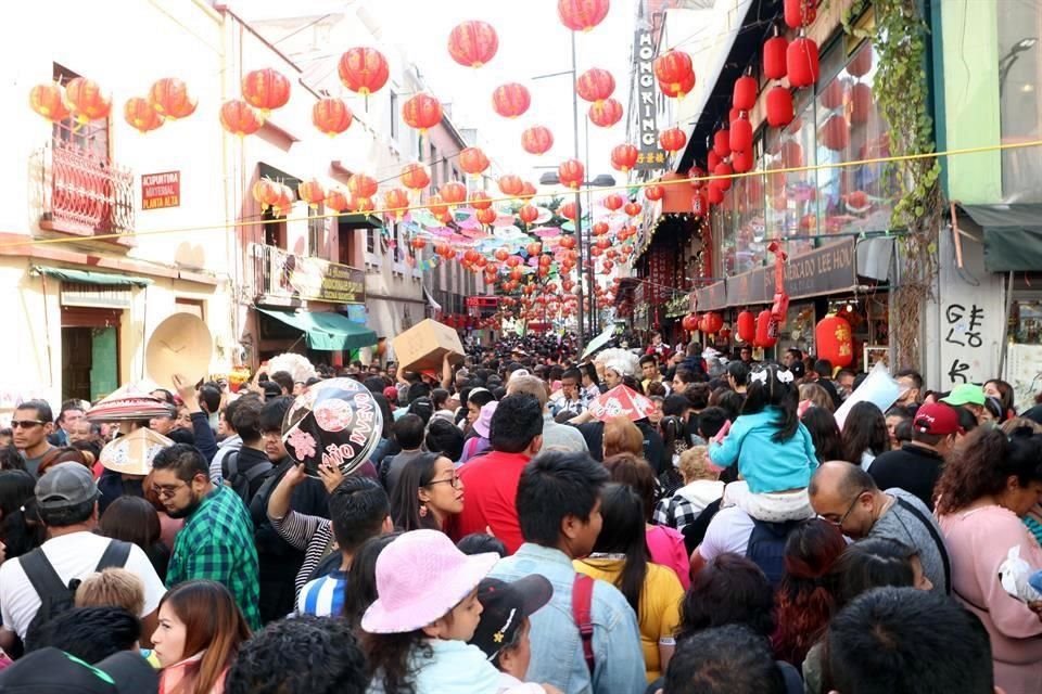 El Año Nuevo Chino no tuvo eventos culturales. Locatarios comentaron que los vendedores ambulantes abarrotaron la calle e impidieron que se colocaran los templetes.