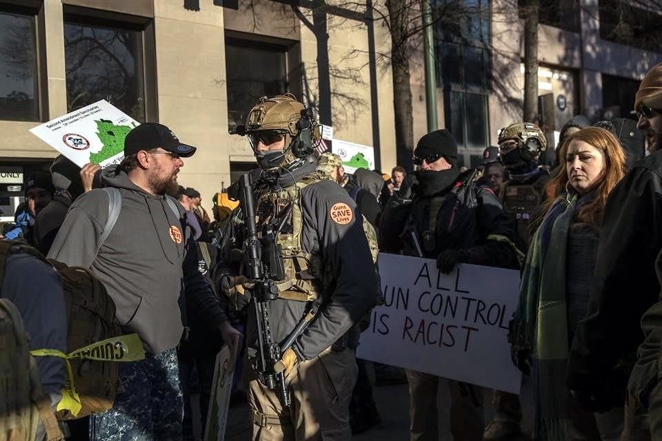 Partidarios al movimiento proarmas portan armamento afuera del perímetro seguro del Capitolio en Richmond, Virginia, EU.