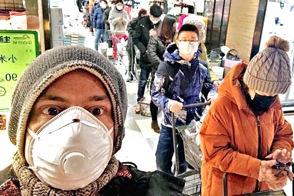 El mexicano Jesús Stamatis, quien ha evitado salir de casa por amenaza de coronavirus, solicitó el apoyo de SRE para salir de Wuhan, China.