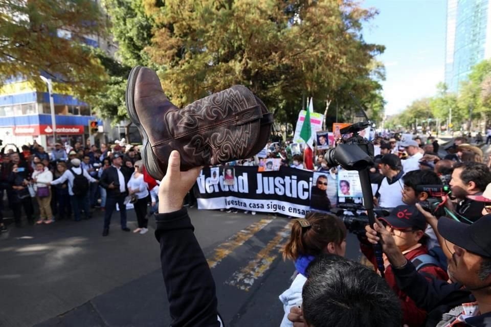 A partir de la Diana Cazadora, los manifestantes realizaron su marcha con un zapato.