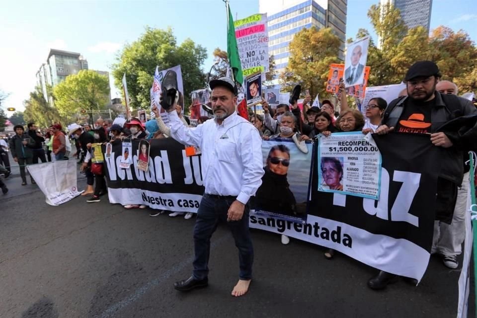 En su recorrido hacia Palacio Nacional, los integrantes de la familia LeBarón, como Adrián, se quitaron un zapato.