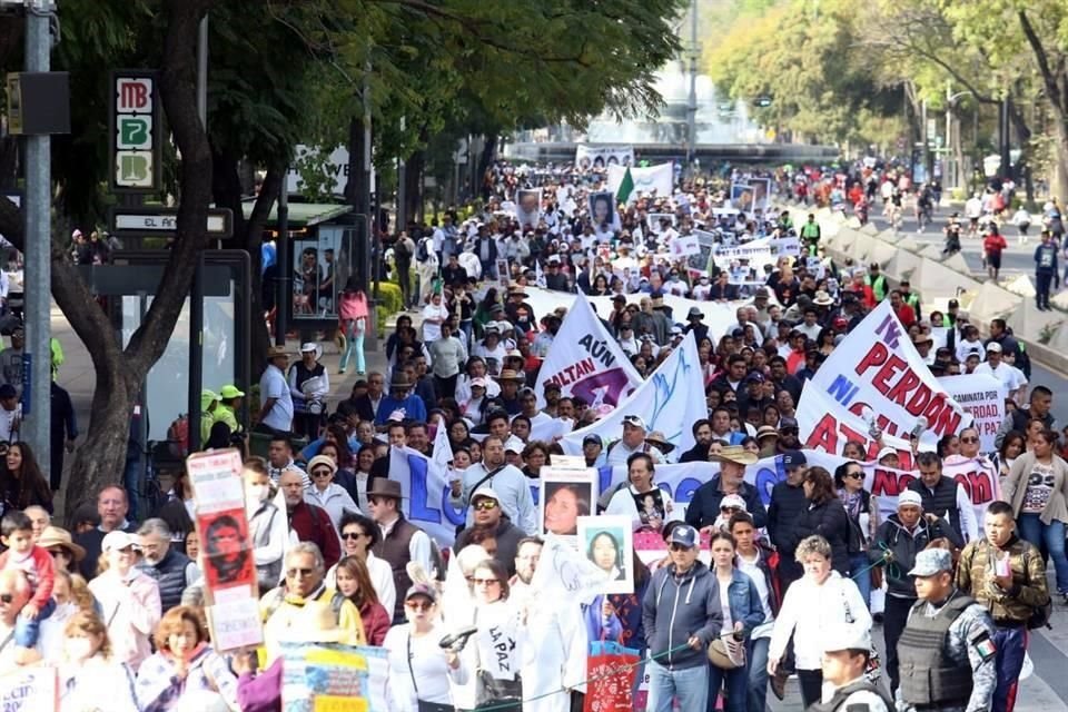 Los inconformes sobre Paseo de la Reforma, rumbo a Avenida Juárez.