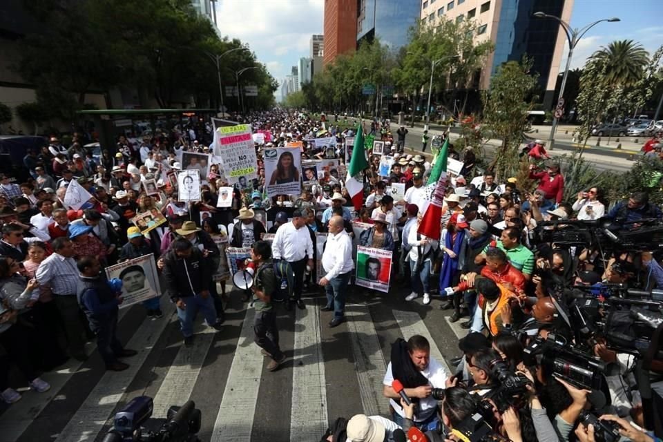 Los LeBarón y Sicilia a la vanguardia de la movilización, que ya enfila sobre Avenida Juárez.