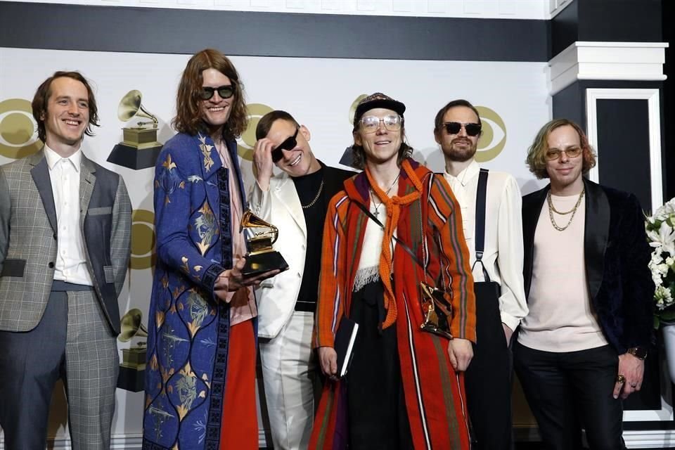 Cage the Elephant celebró el premio a Mejor Álbumde Rock por 'Social Cues'.