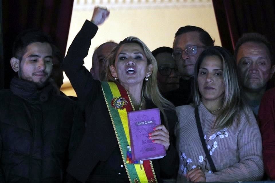Jeanine Áñez, Presidenta interina de Bolivia (centro), pidió la renuncia de su gabinete en pleno para realizar ajustes ante la inscripción de candidatos.