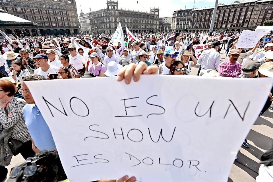 La Caminata por la Paz rechazó hablar con el Gabinete de López Obrador, tras llegar a Palacio Nacional.