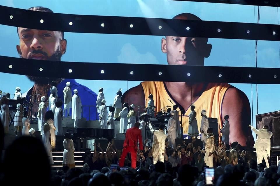 La ceremonia más importante de la industria de la música le rindió homenaje al basquetbolista Kobe Bryant.