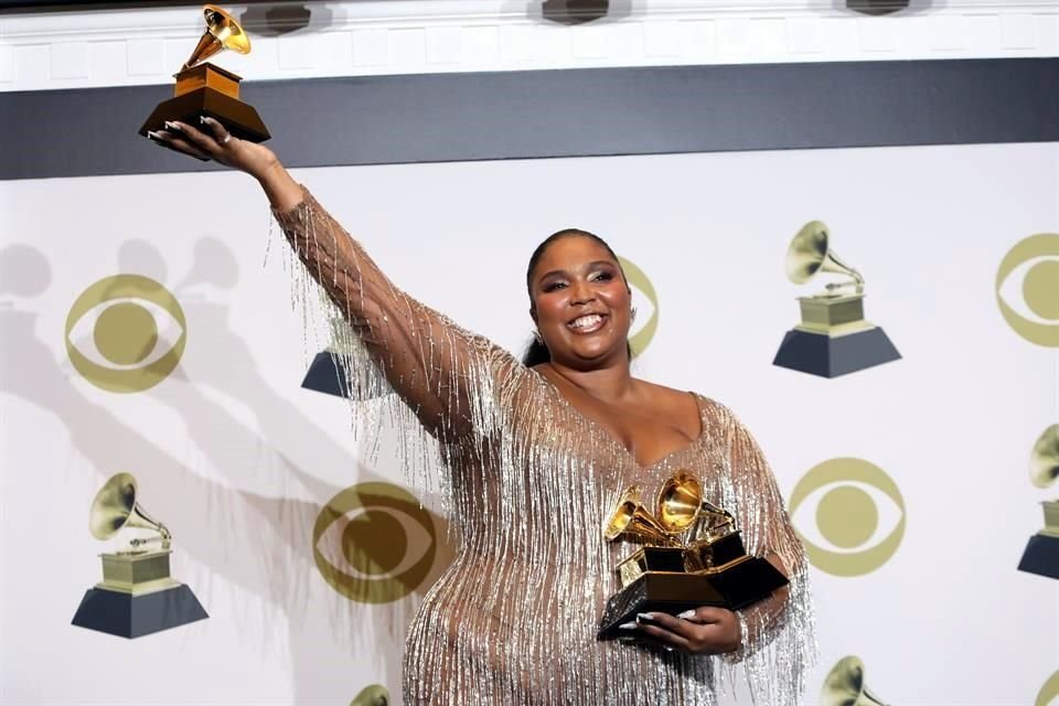 Lizzo posó junto a sus tres premios Grammy, entre ellos Mejor Álbum urbano contemporáneo.