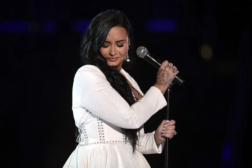 Demi Lovato reapareció cantando 'Anyone' en la  62 edición del Premio Grammy.