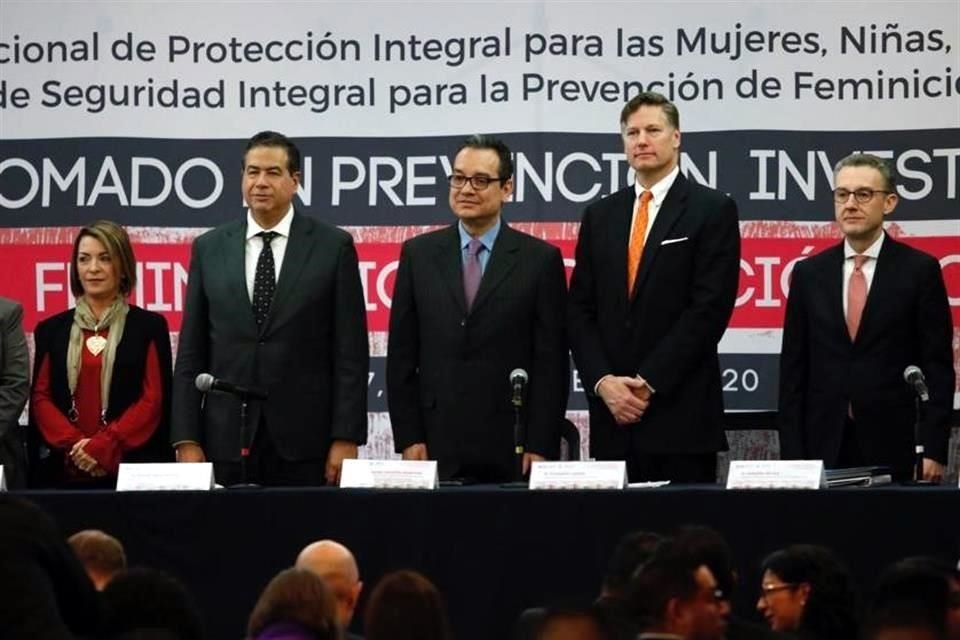 Christopher Landau, Embajador de EU en México, y funcionarios de la SRE y SSPC durante inauguración de diplomado de actuación policial.