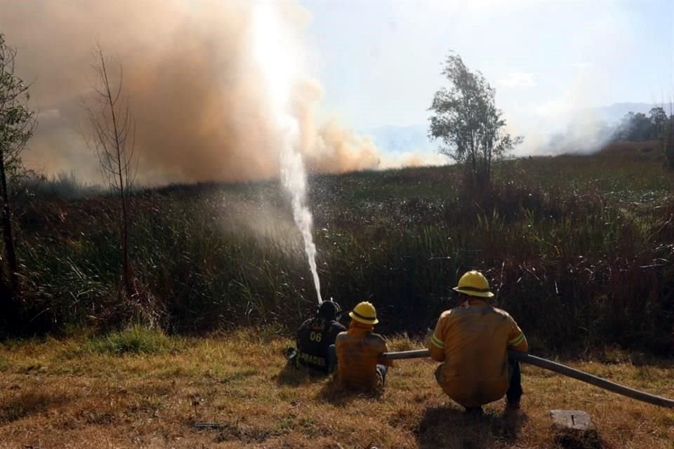 Durante casi tres horas bomberos y personal de Protección Civil han trabajado para extinguir el fuego de la Ciénega Grande, en Xochimilco.