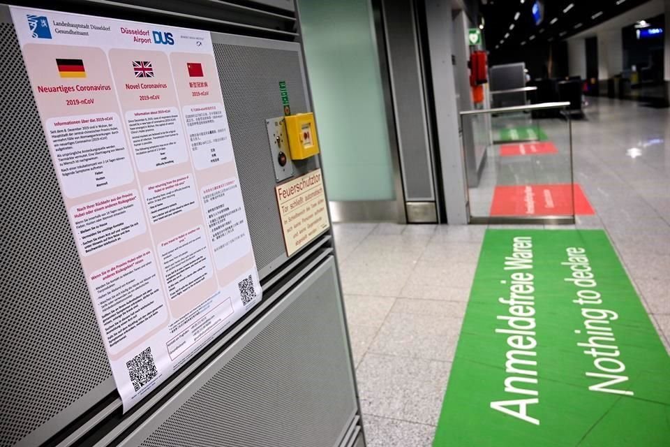 Un letrero en el aeropuerto de Dusseldorf, Alemania, advierte en varios idiomas sobre el nuevo coronavirus.