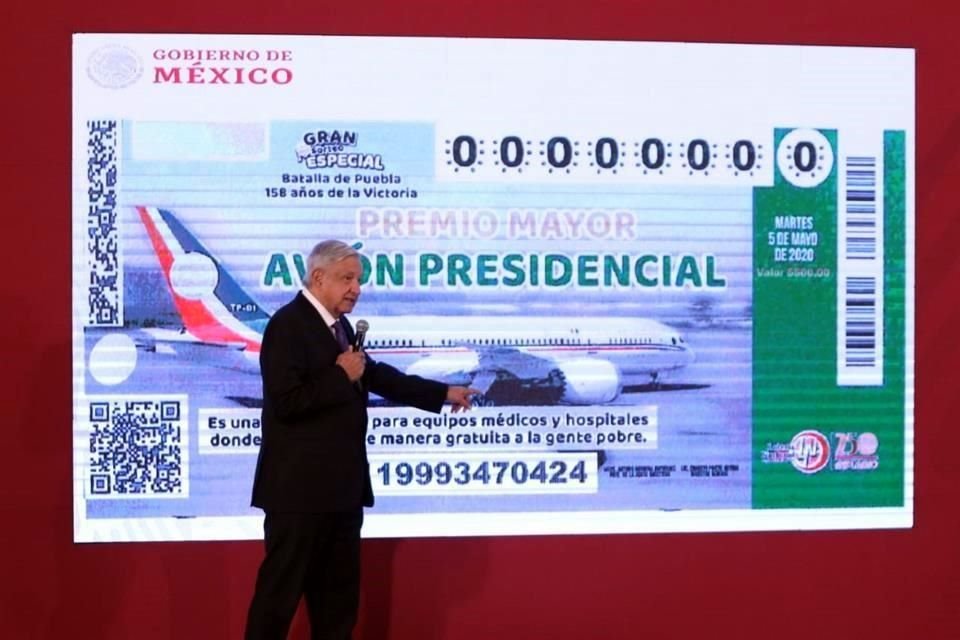AMLO mostró en la mañanera el 'cachito' de la rifa del avión presidencial que dirá que el dinero obtenido será para equipos médicos y hospitales.