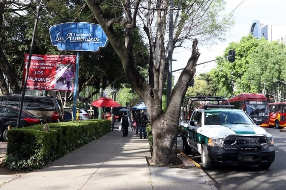 Dos hombres abordo de una motocicleta dispararon contra una camioneta al exterior del restaurante Los Almendros.