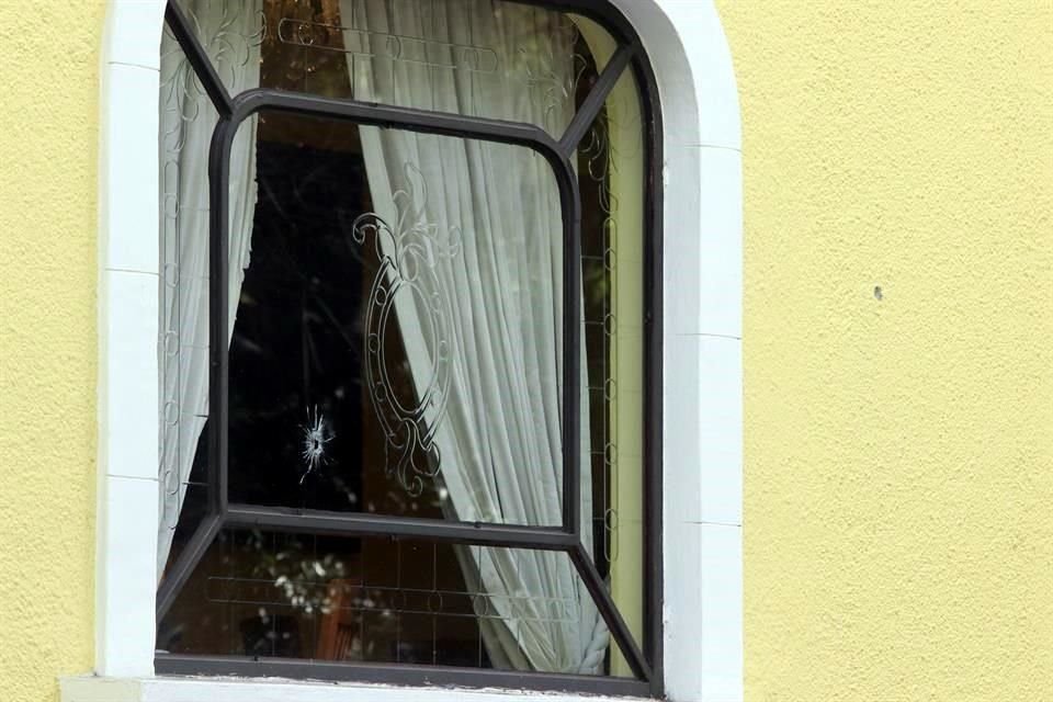 Una de las balas impactó en una ventana del restaurante. Nadie resultó herido.