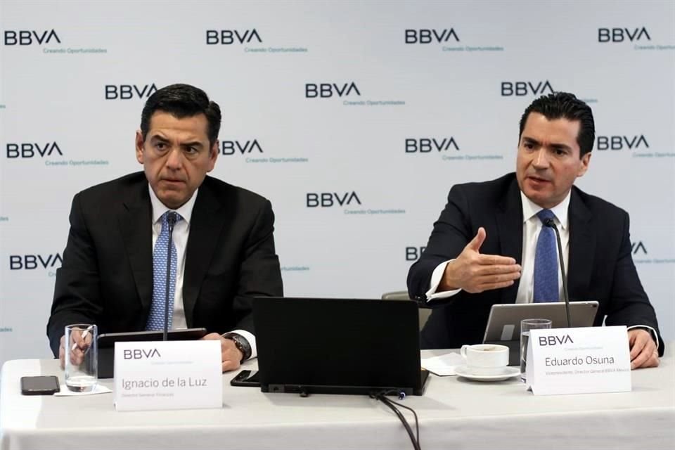 Eduardo Osuna (derecha),  director general y vicepresidente del BBVA México.