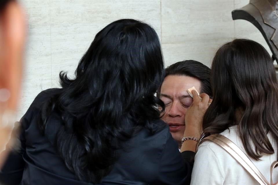 El coordinador de Morena fue maquillado por personal de la Cámara ante entrevista que daría para el Canal del Congreso.