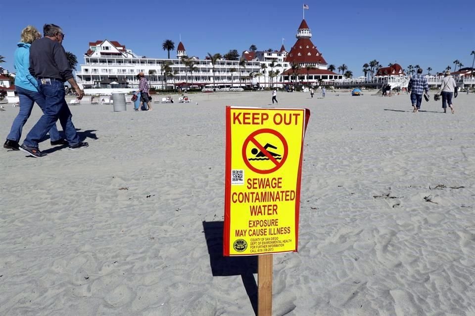 Un letrero advierte en 2017 sobre las aguas contaminadas en un hotel en California.