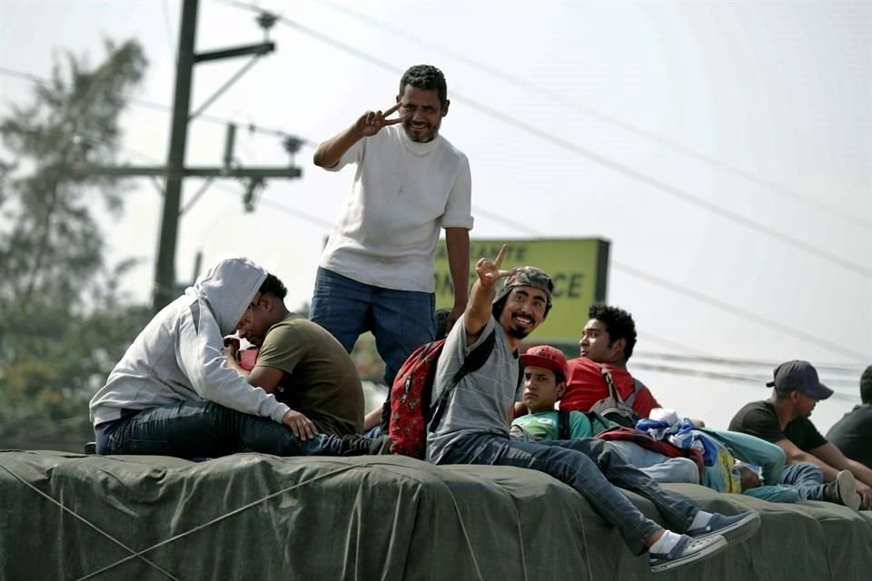 Un grupo de migrantes hondureños emprende una caravana rumbo a EU sobre un vehículo de carga desde la ciudad de Santa Rosa (Honduras).