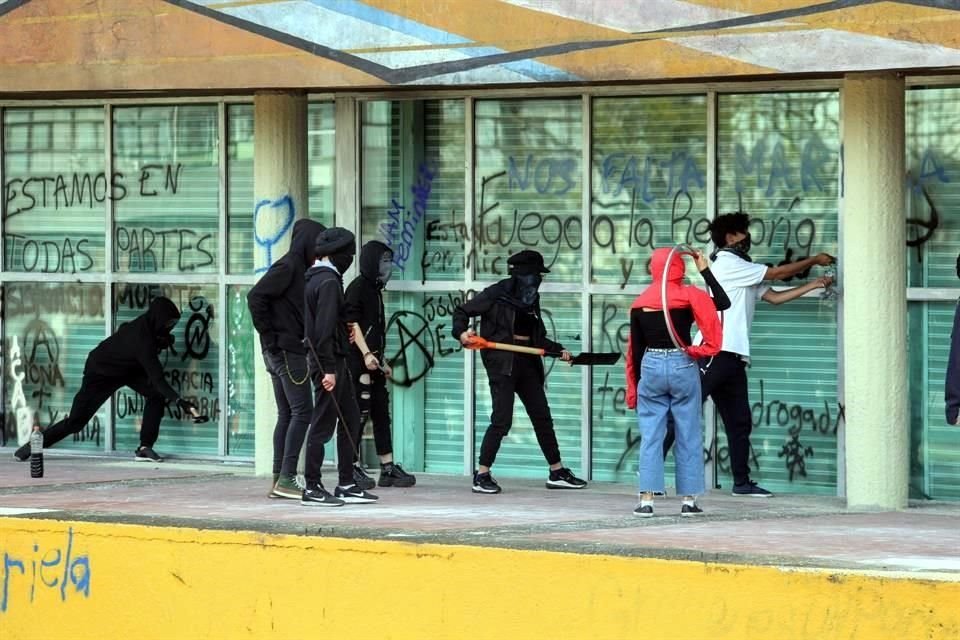 Encapuchados vandalizan Rectoría de la Universidad Autónoma Nacional de México.