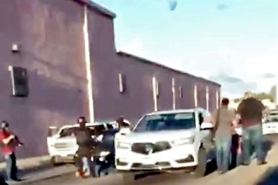 En uno de los videos se observa como en el bulevar Rolando Arjona hombres armados sometieron a algunos de los automovilistas a plena luz del día.