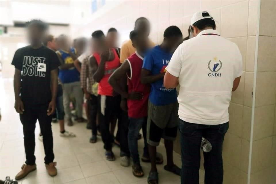 Representantes de CNDH supervisaron las condiciones de alojamiento de la Estación Migratoria Siglo 21, en Tapachula, Chiapas.